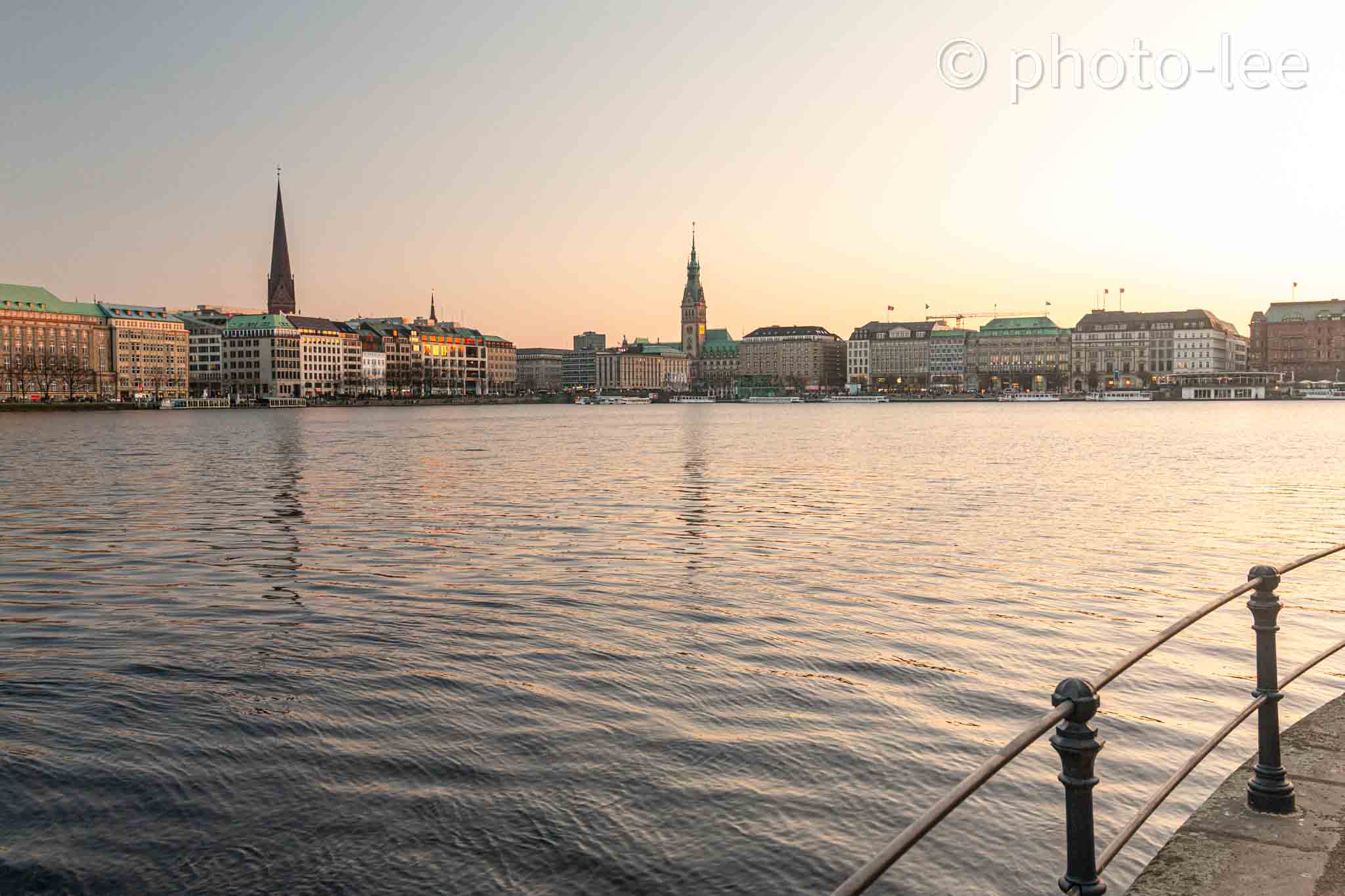 Blick auf die Binnenalster während der Goldenen Stunde